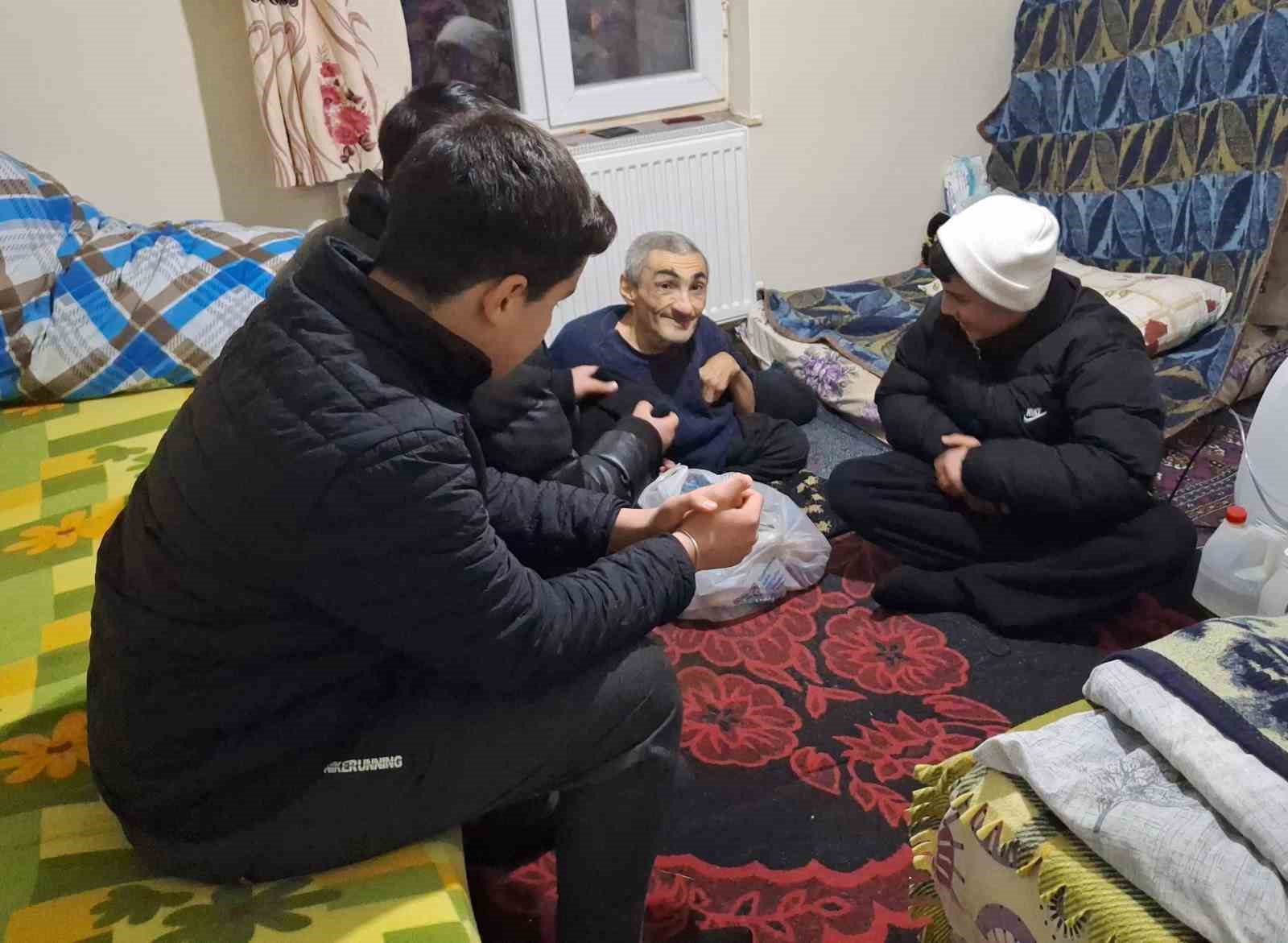 Yaşlı kadın engelli oğluna 61 yıldır ‘bebek’ gibi bakıyor: Azmiyle örnek oluyor
