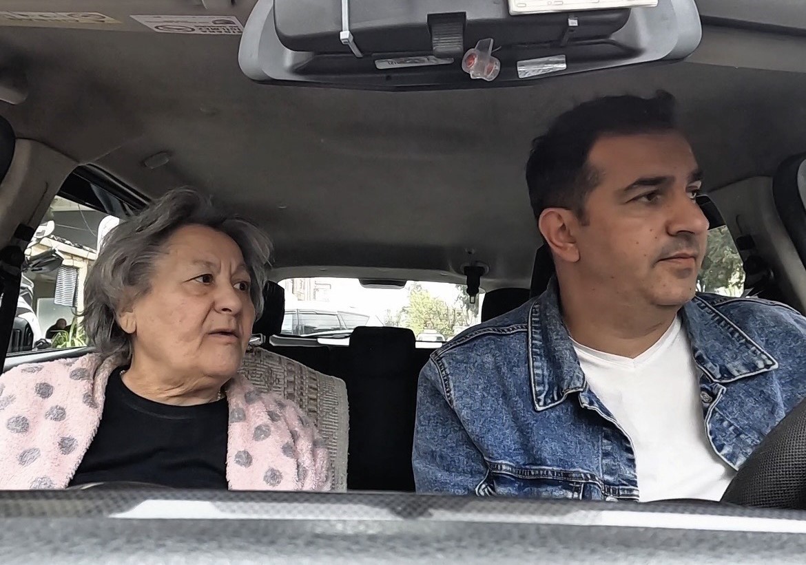 Yaşlı kadın evinin yolunu kaybetti, yardımsever taksici ailesine kavuşturdu
Yaşlı kadın evinin yolunu kaybetti, yardımsever taksici ailesine kavuşturdu