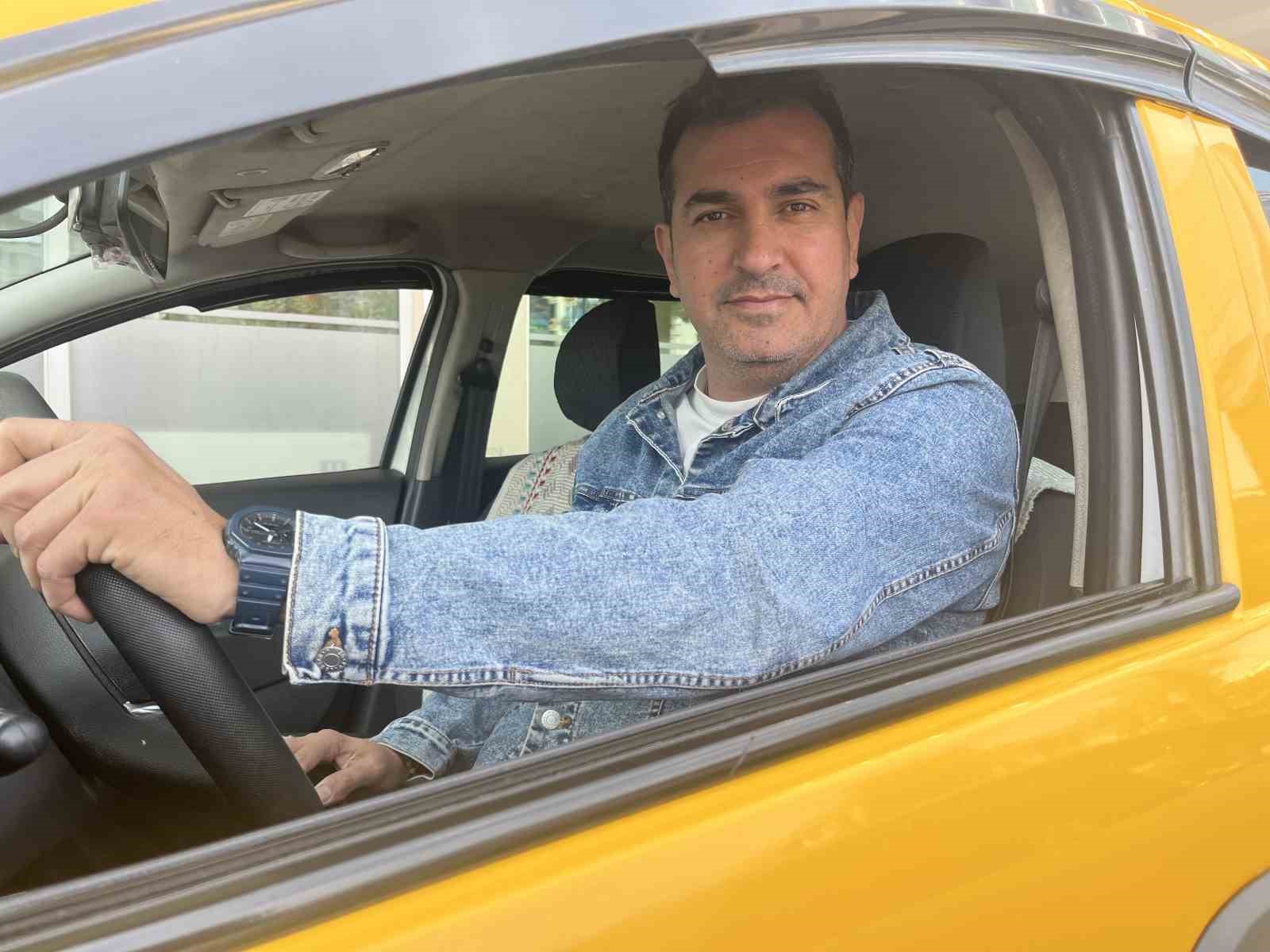 Yaşlı kadın evinin yolunu kaybetti, yardımsever taksici ailesine kavuşturdu
Yaşlı kadın evinin yolunu kaybetti, yardımsever taksici ailesine kavuşturdu