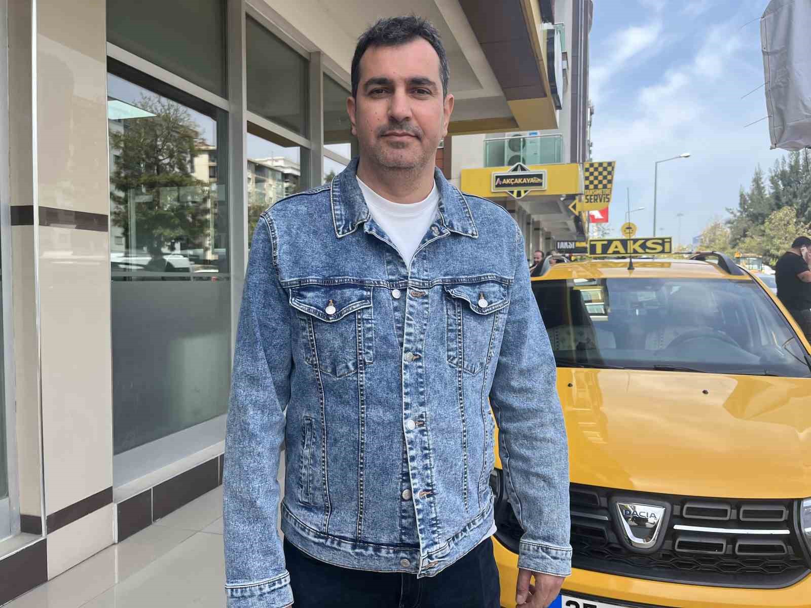 Yaşlı kadın evinin yolunu kaybetti, yardımsever taksici ailesine kavuşturdu
Yaşlı kadın evinin yolunu kaybetti, yardımsever taksici ailesine kavuşturdu