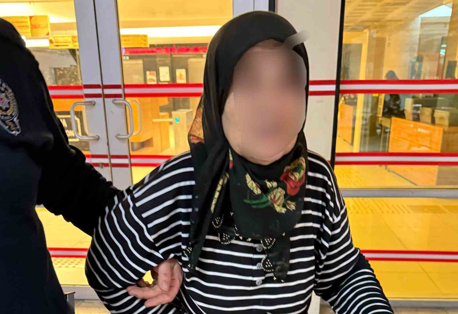 Yaşlı kadın, kendisine terlik atan yeğenini bıçakladı
