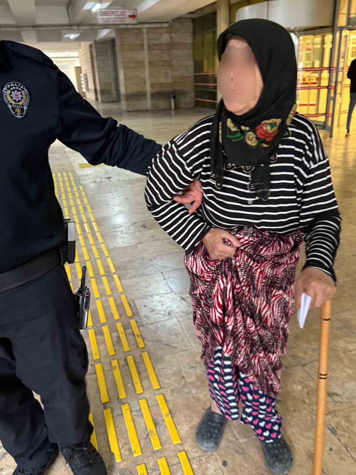 Yaşlı kadın, kendisine terlik atan yeğenini bıçakladı
