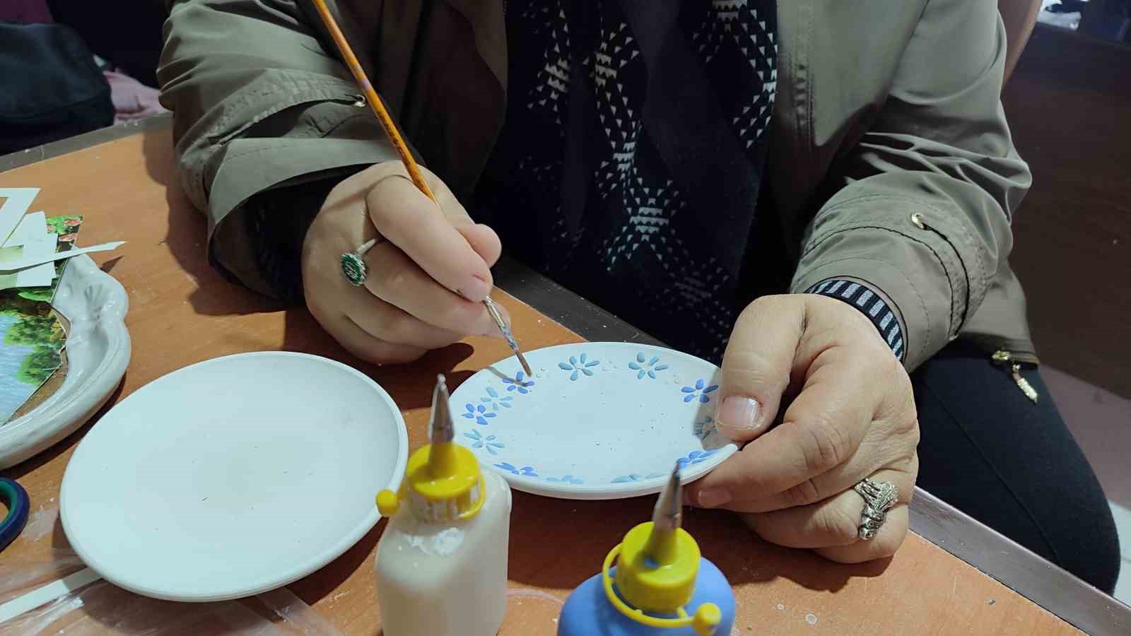 Yaşlı kadın kurslarda üreterek huzur buldu
