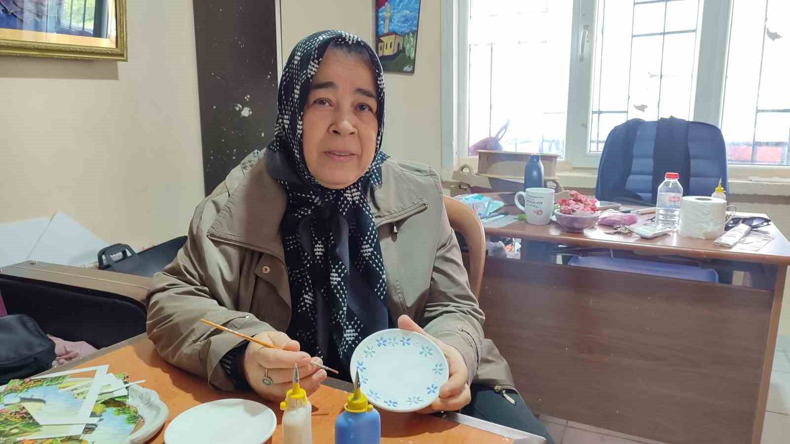 Yaşlı kadın kurslarda üreterek huzur buldu
