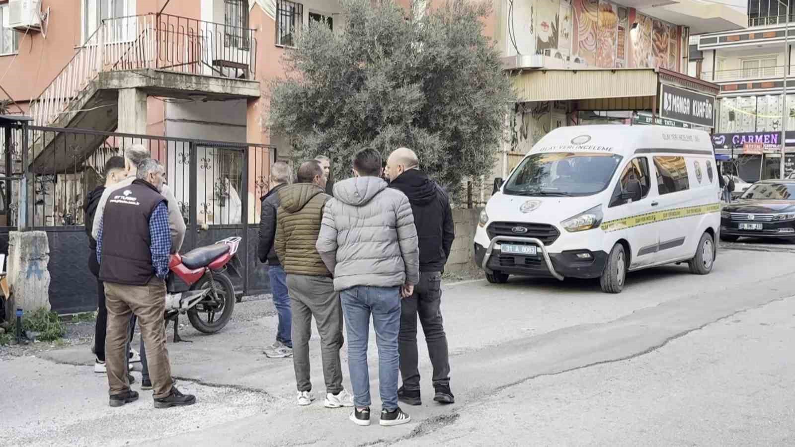 Yaşlı kadını altınları için darp edip, ağır yaraladılar
