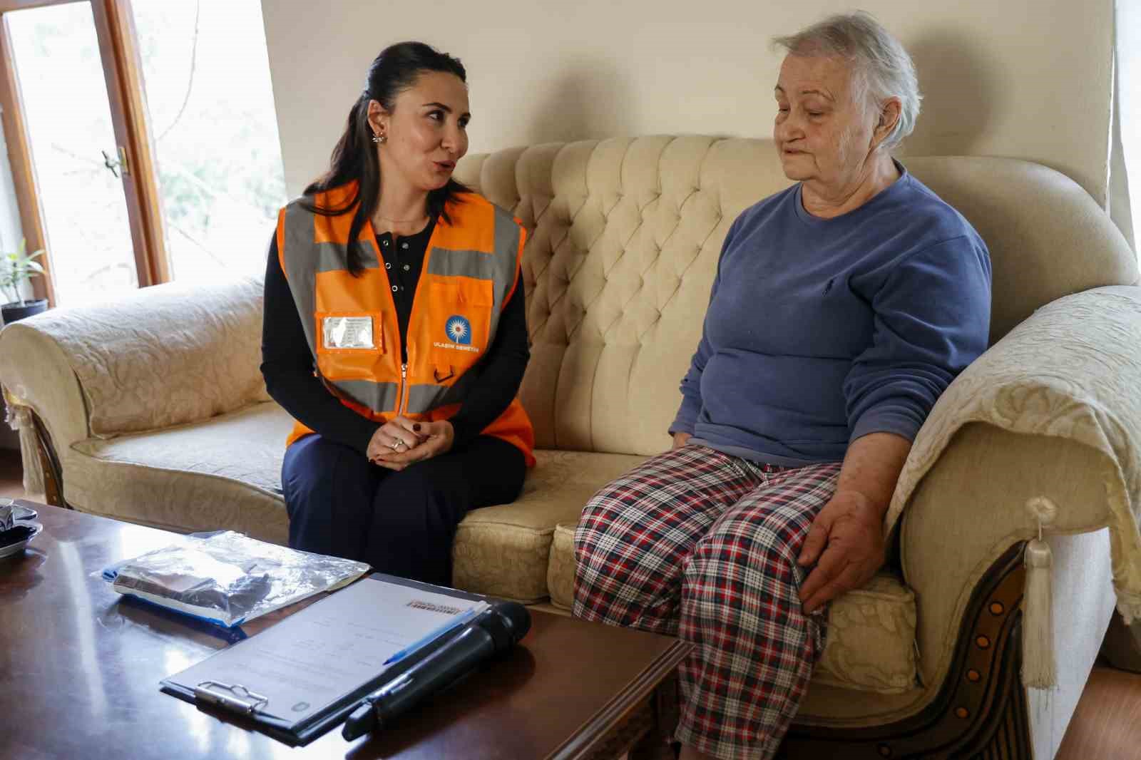 Yaşlı kadının bindiği otobüste unuttuğu cüzdan evine kadar getirilip teslim edildi
