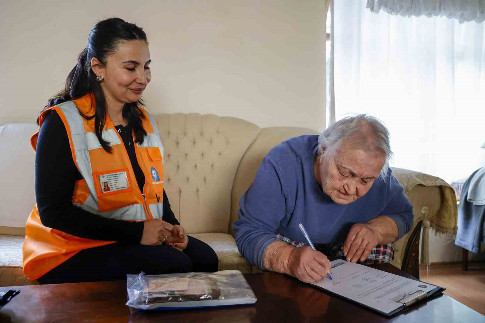 Yaşlı kadının bindiği otobüste unuttuğu cüzdan evine kadar getirilip teslim edildi
