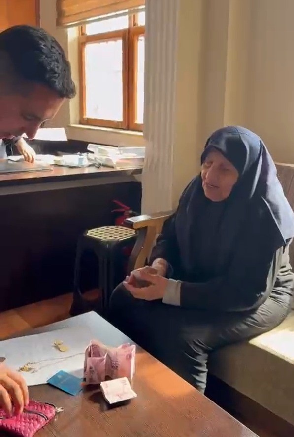 Yaşlı kadının pazarda kaybettiği cüzdanı zabıta ekipleri bulup sahibine teslim etti
Yaşlı kadının pazarda kaybettiği cüzdanı zabıta ekipleri bulup sahibine teslim etti