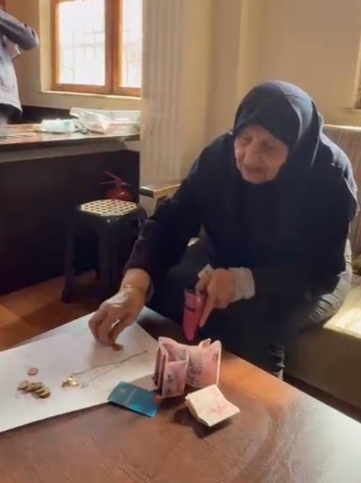 Yaşlı kadının pazarda kaybettiği cüzdanı zabıta ekipleri bulup sahibine teslim etti
Yaşlı kadının pazarda kaybettiği cüzdanı zabıta ekipleri bulup sahibine teslim etti