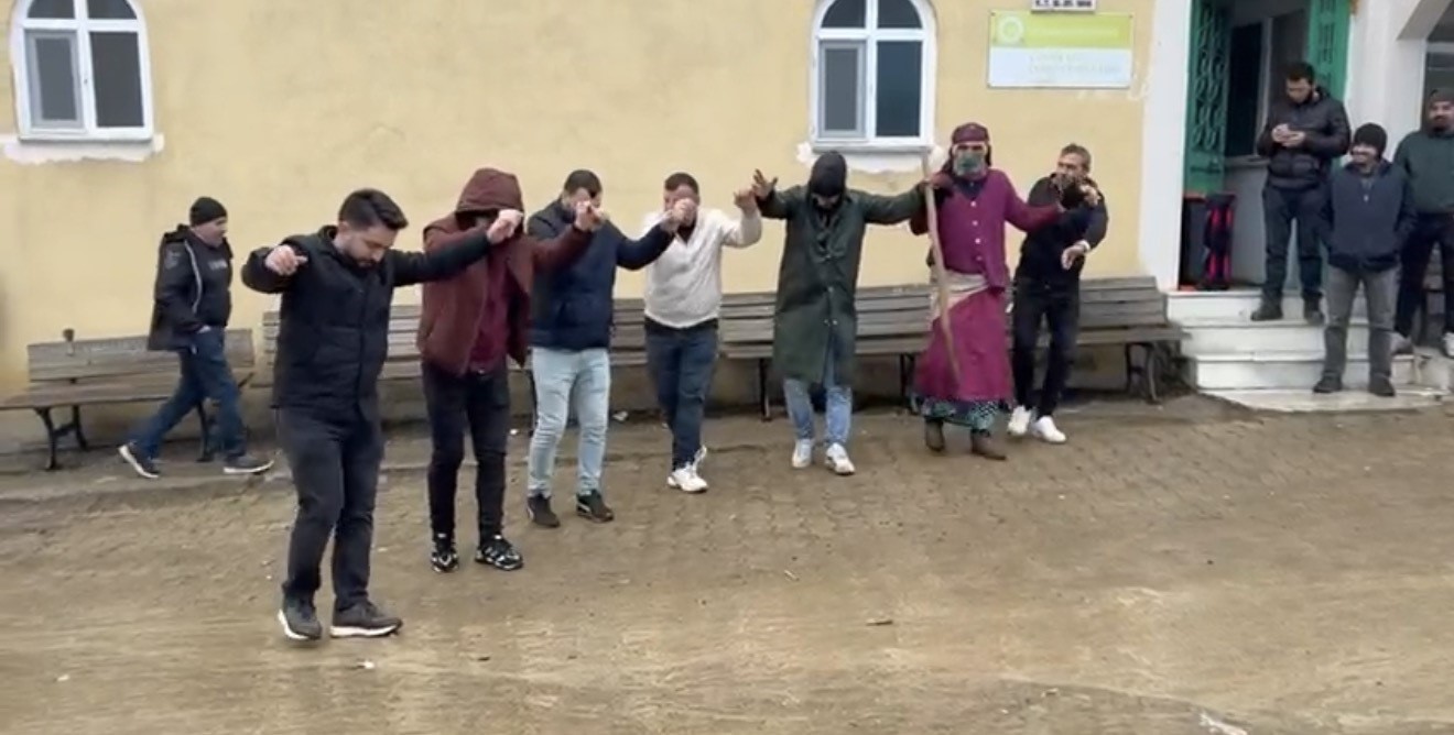 Yaşlılar anlattı, gençler oynadı: Asırlık saya oyunu yeniden sahnelendi
