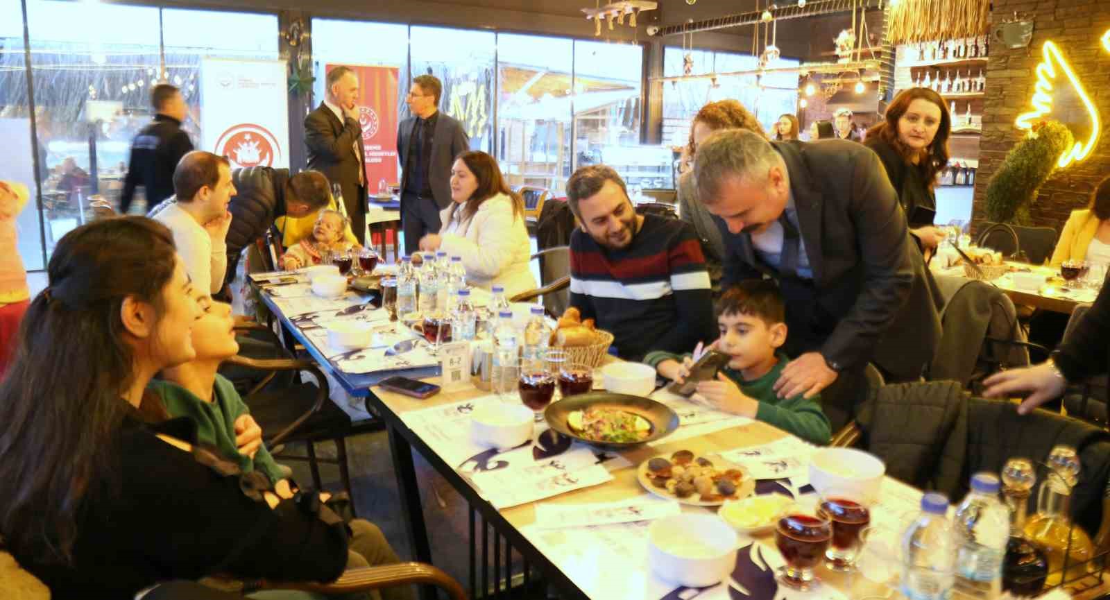 Yaşlılar, engelliler ve devlet korumasında yetişen gençler iftarda bir araya geldi
Yaşlılar, engelliler ve devlet korumasında yetişen gençler iftarda bir araya geldi