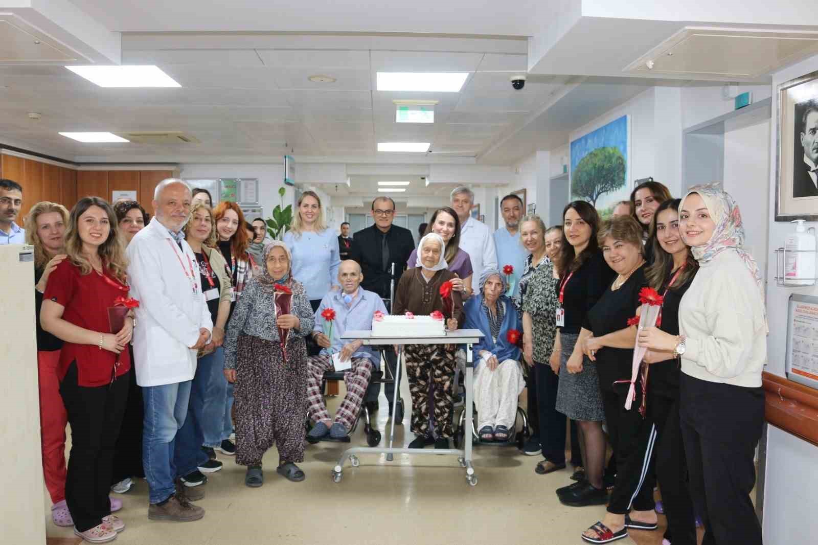 Yaşlılar haftasında palyatif servis hastalarına moral ziyareti
