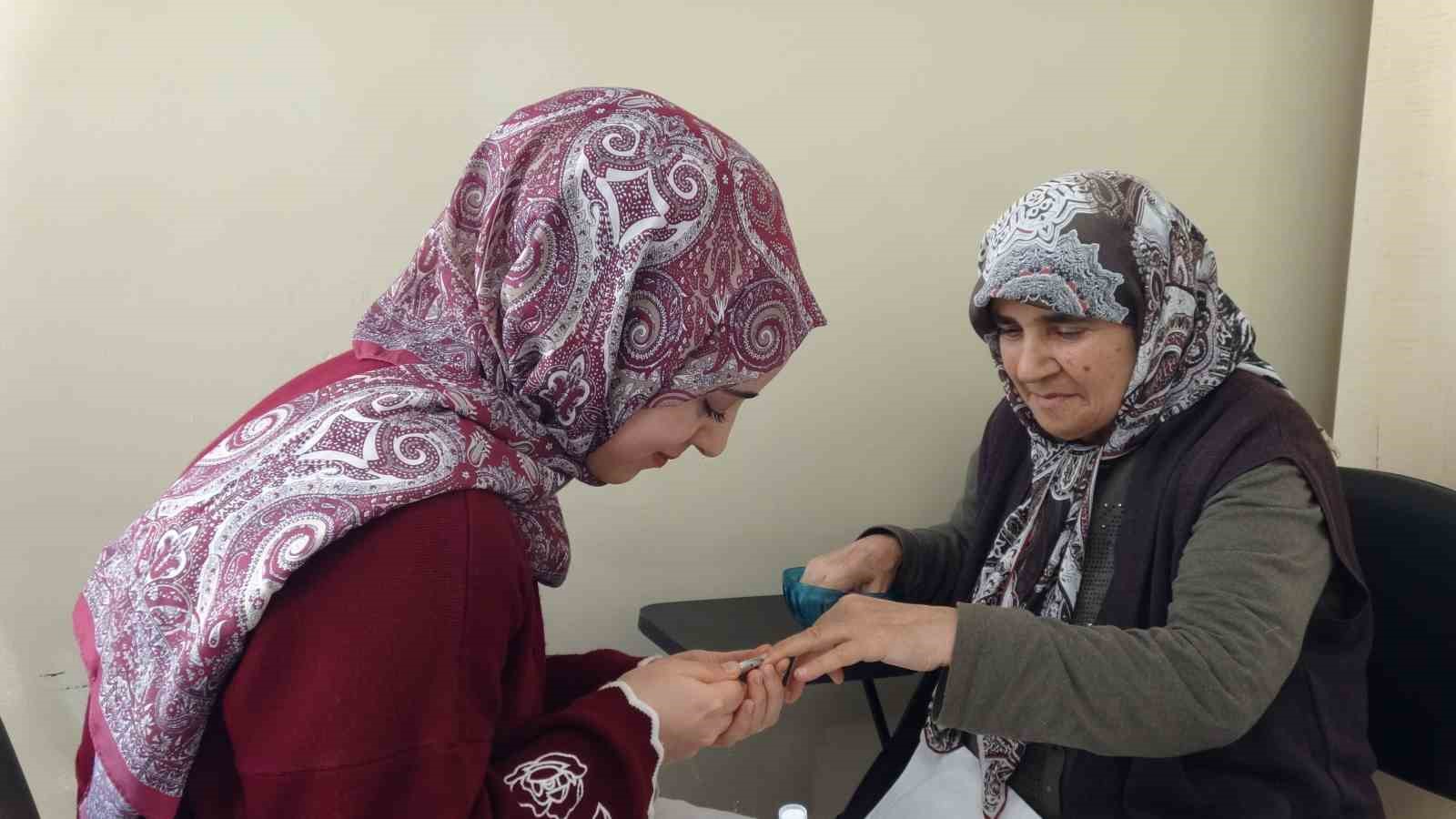 Yaşlılar hayatlarında ilk defa kuaförde bakım yaptırdı
