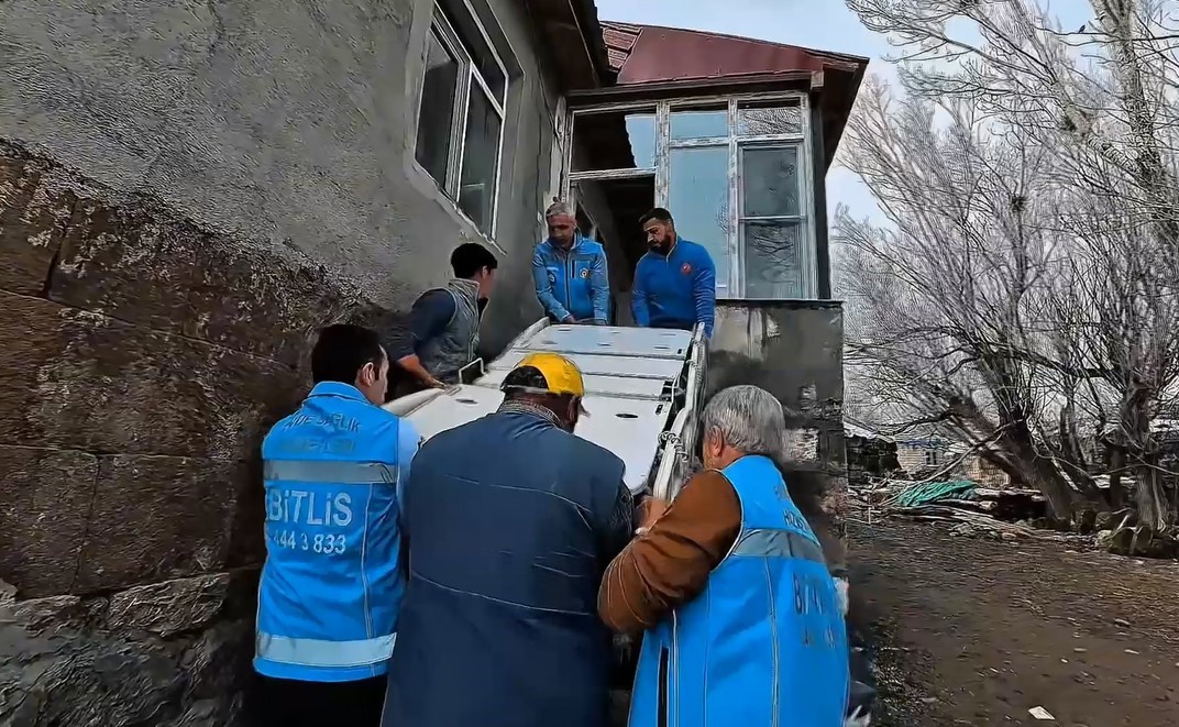 Yatağa bağımlı hastaya ortopedik yatak hediye edildi
