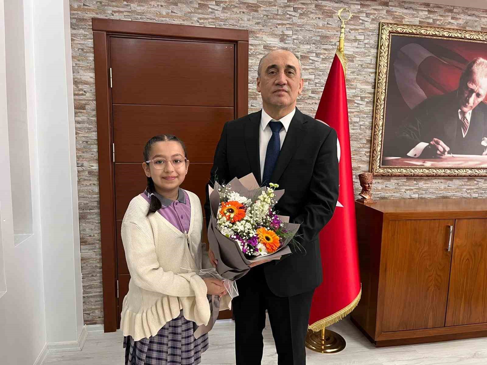 Yatağan Kaymakamı İlhan, koltuğu minik öğrenciye emanet etti
