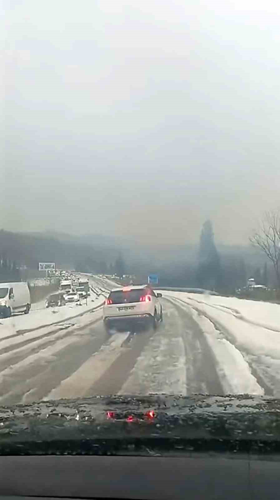 Yatağan-Milas kara yolu dolu yağışı sonrası beyaza büründü

