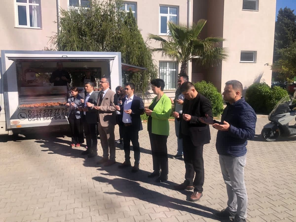 Yatağan’da şehit öğretmen ve öğrenciler için lokma hayrı yapıldı
