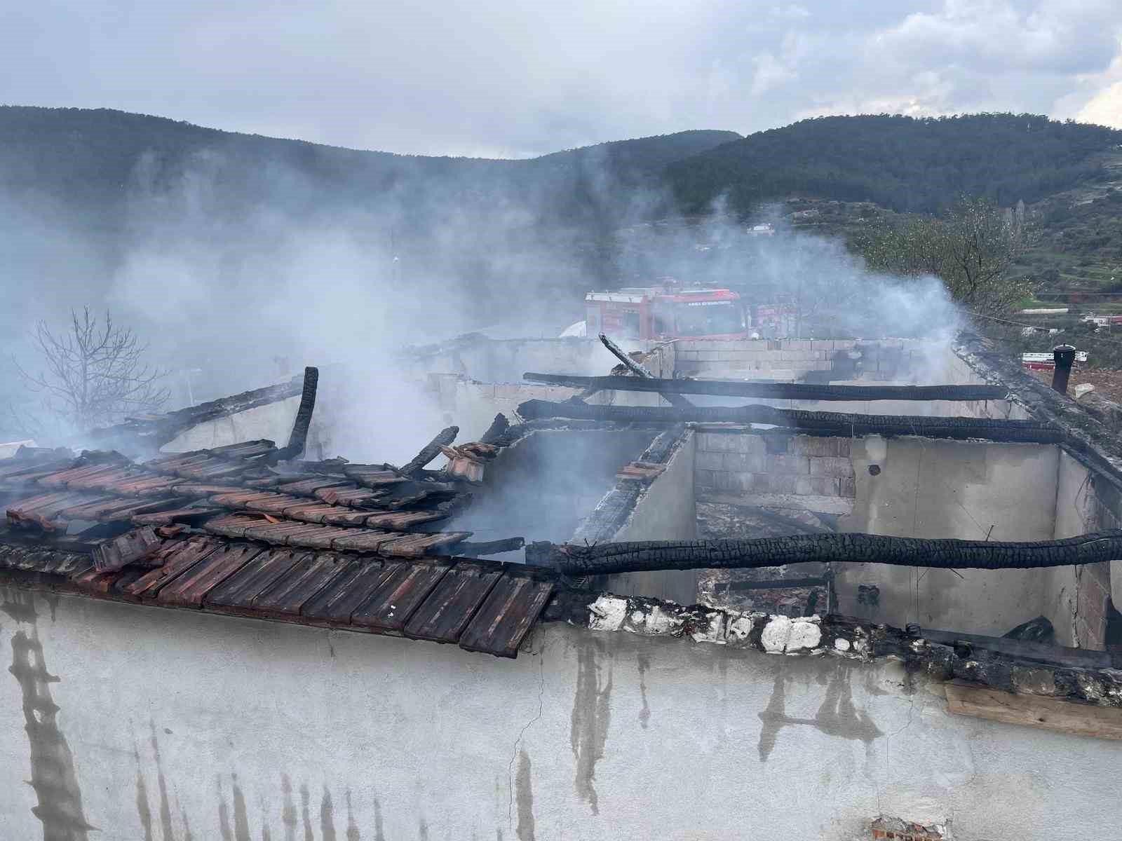Yatağan’daki yangında bir ev küle döndü
