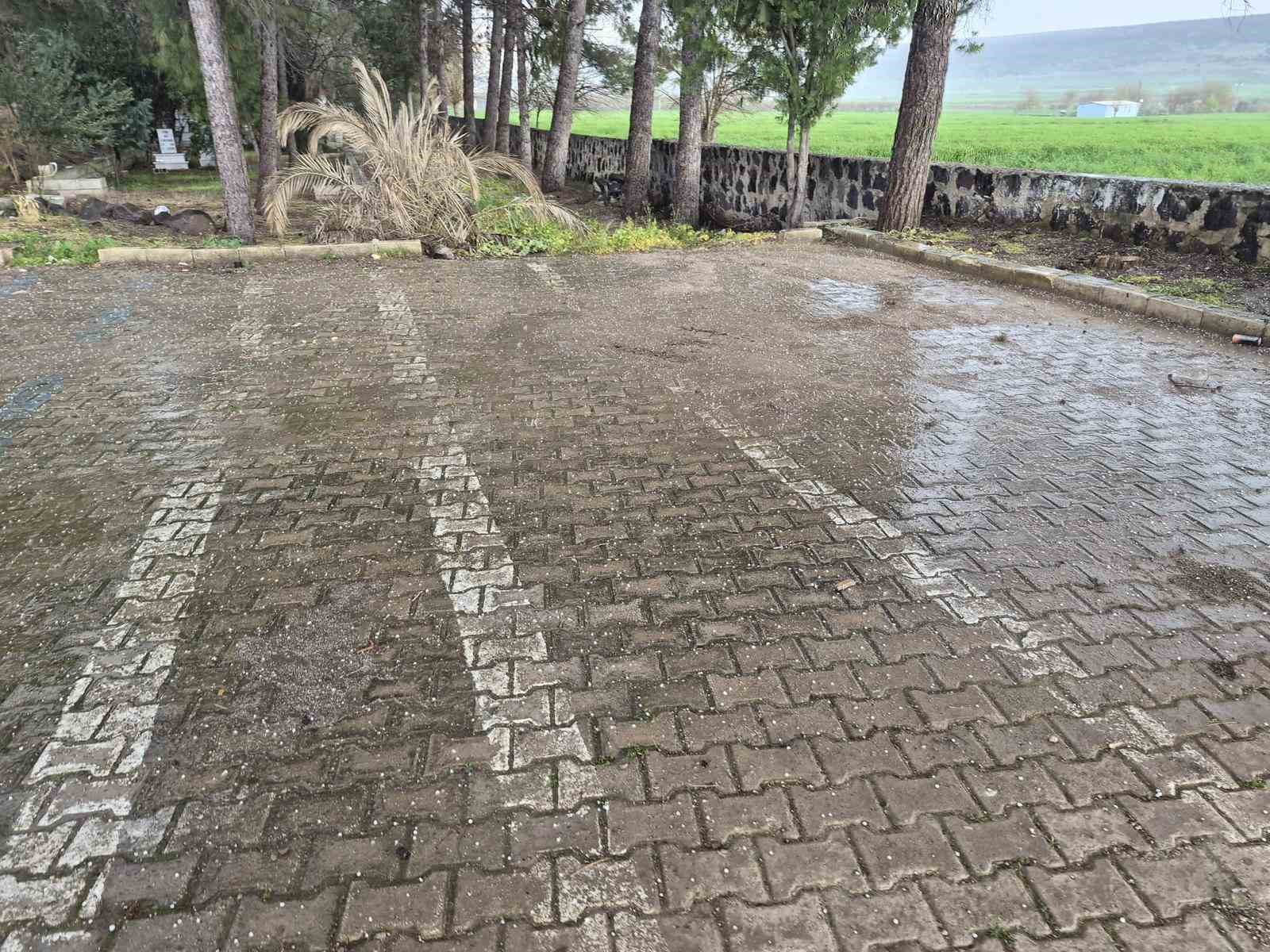 Yavuzeli’nde nohut büyüklüğünde dolu yağdı
