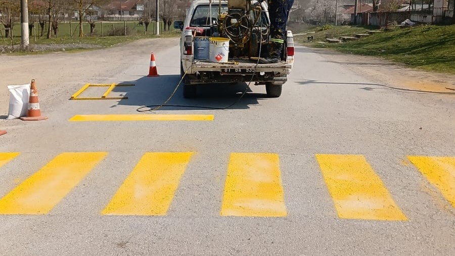 Yaya geçidi ve kasis çizgileri yenilendi
