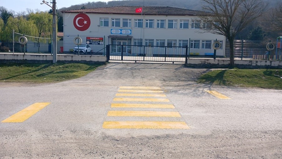 Yaya geçidi ve kasis çizgileri yenilendi
