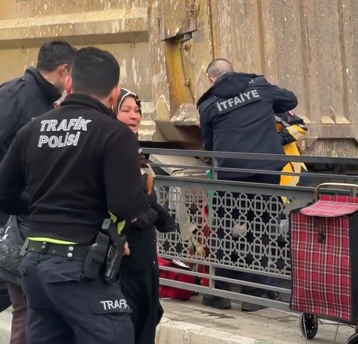 Yaya geçidinde kamyonun çarptığı kadın yaralandı, vatandaşlar sürücüye saldırdı
