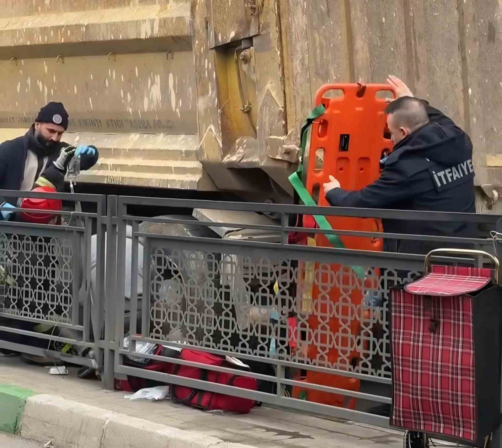 Yaya geçidinde kamyonun çarptığı kadın yaralandı, vatandaşlar sürücüye saldırdı
