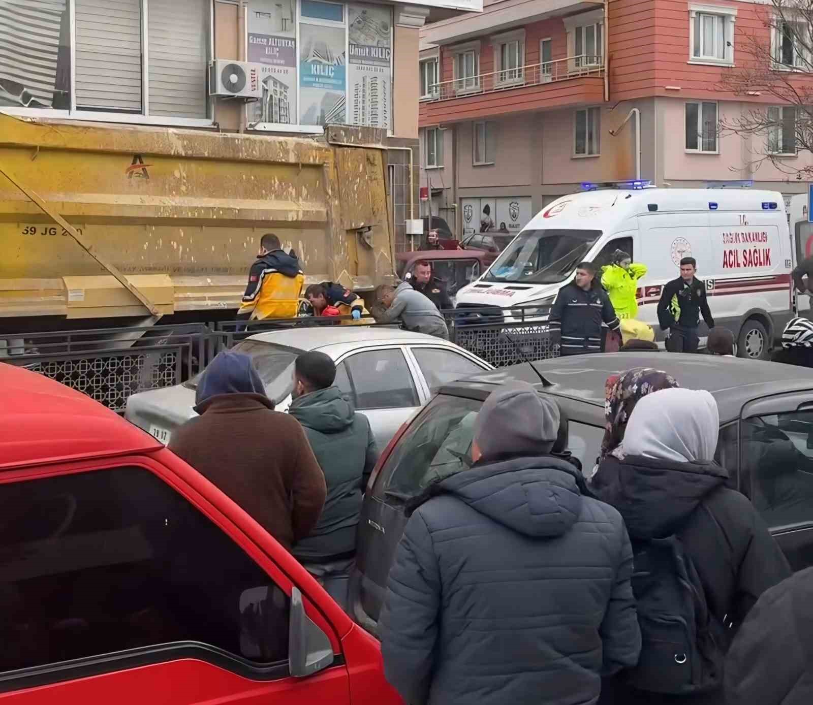 Yaya geçidinde kamyonun çarptığı kadın yaralandı, vatandaşlar sürücüye saldırdı
