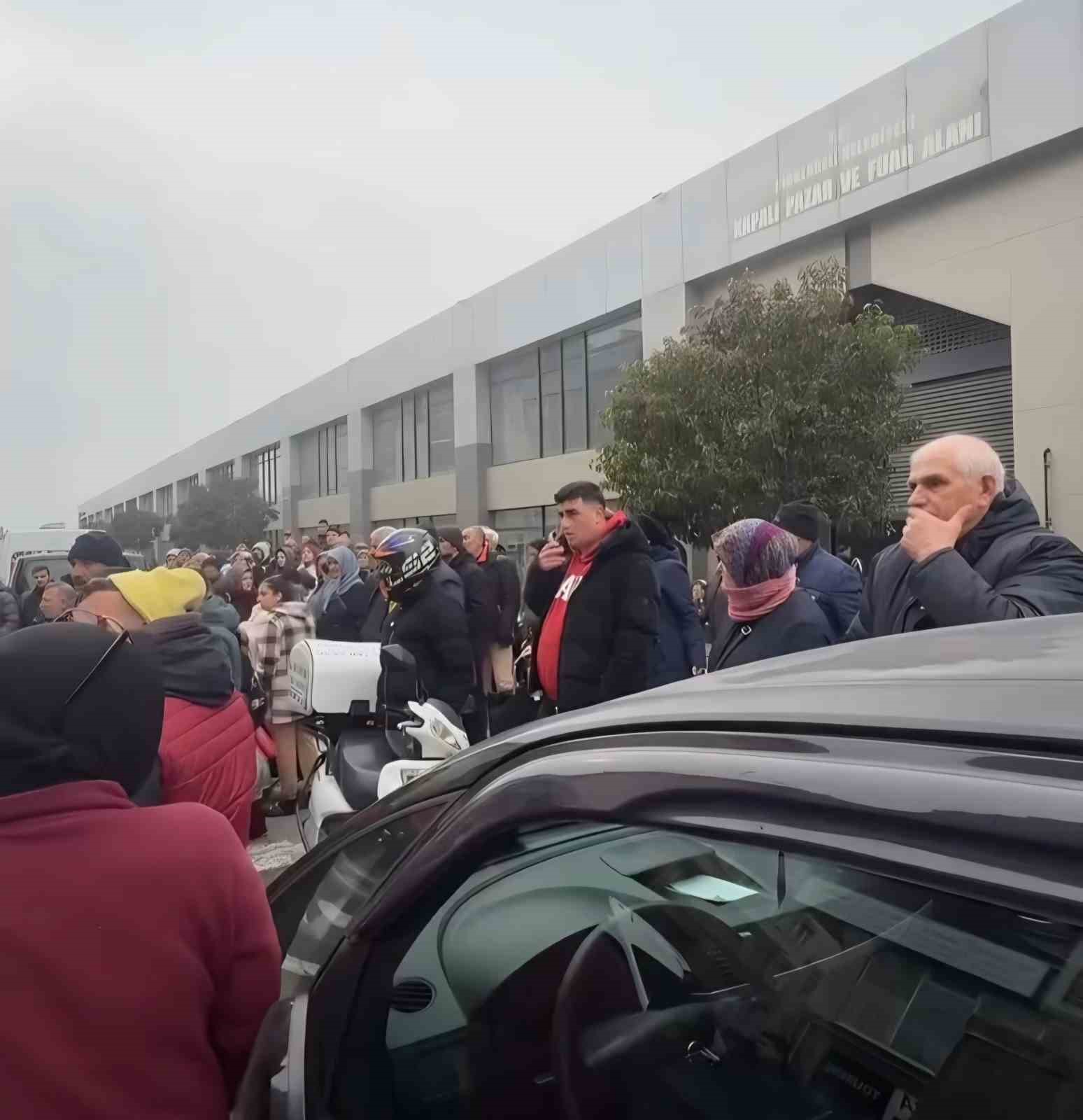 Yaya geçidinde kamyonun çarptığı kadın yaralandı, vatandaşlar sürücüye saldırdı
