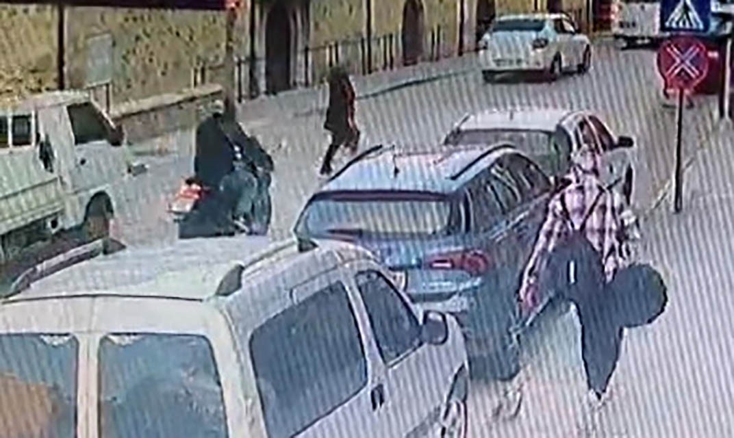 Yaya geçidinde karşıya geçen kadın, motosikletin çarpmasıyla yaralandı
