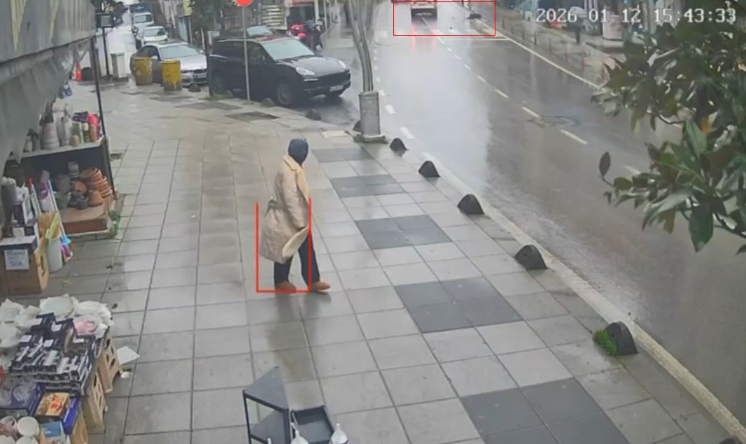 Yaya geçidinde otomobilin çarptığı kadın yaşam mücadelesi veriyor
