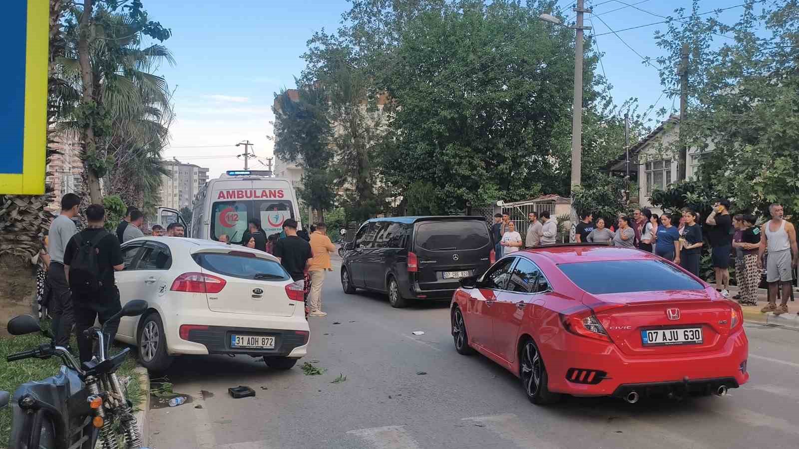 Yaya geçidinden geçen motosiklete çarpmamak için direksiyonu kırınca ağaca çarptı
