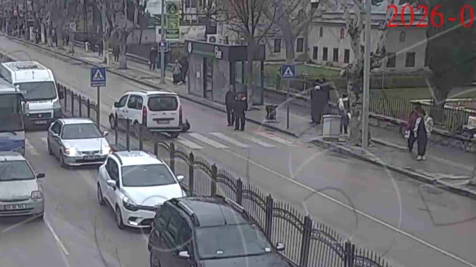 Yaya geçidinden geçerken araç çarptı
