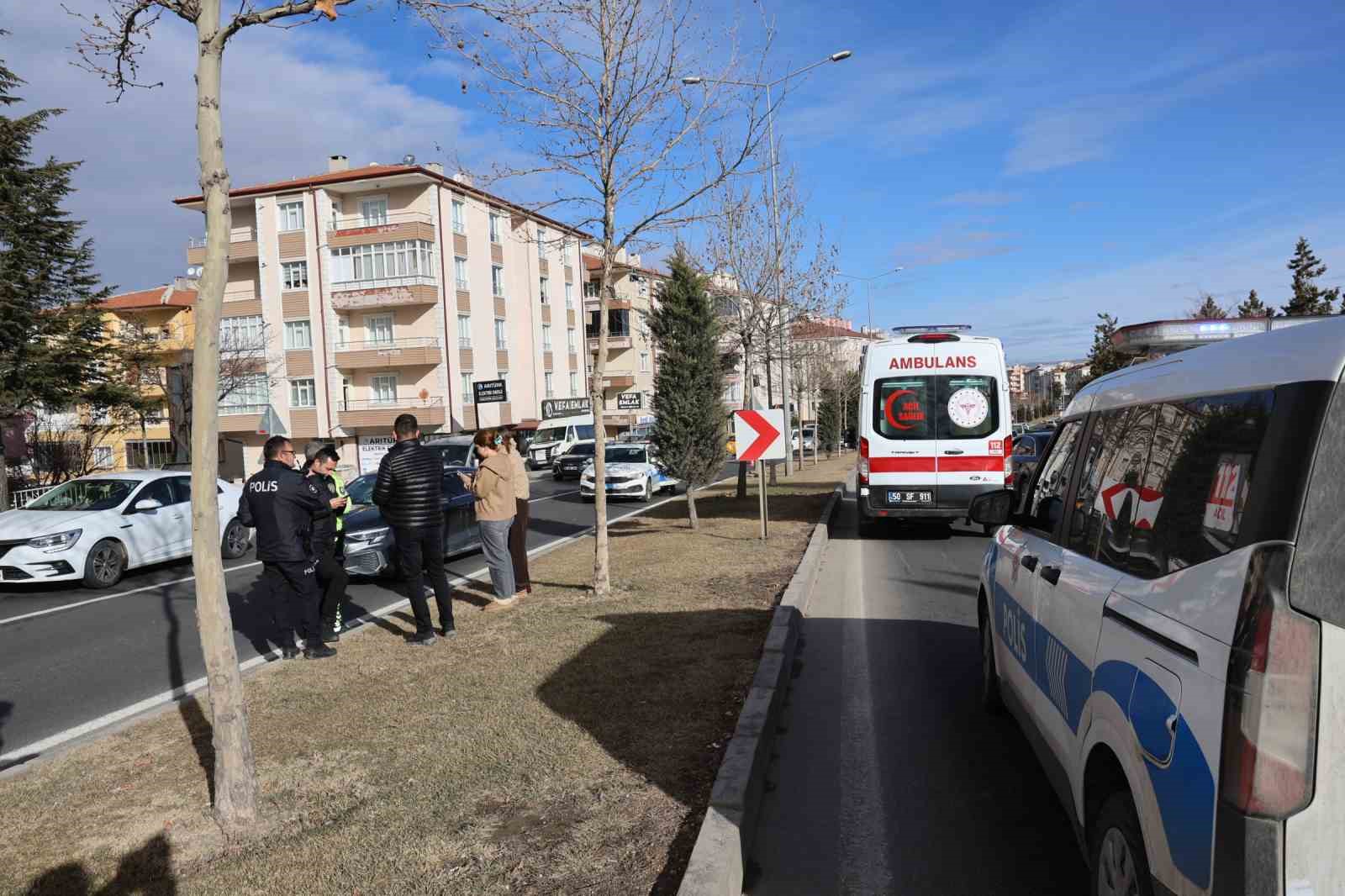Yaya geçidine 100 metre mesafede karşıya geçerken otomobilin çarptığı şahıs hayatını kaybetti
