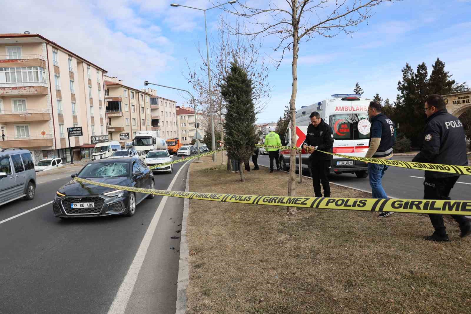 Yaya geçidine 100 metre mesafede karşıya geçerken otomobilin çarptığı şahıs hayatını kaybetti
