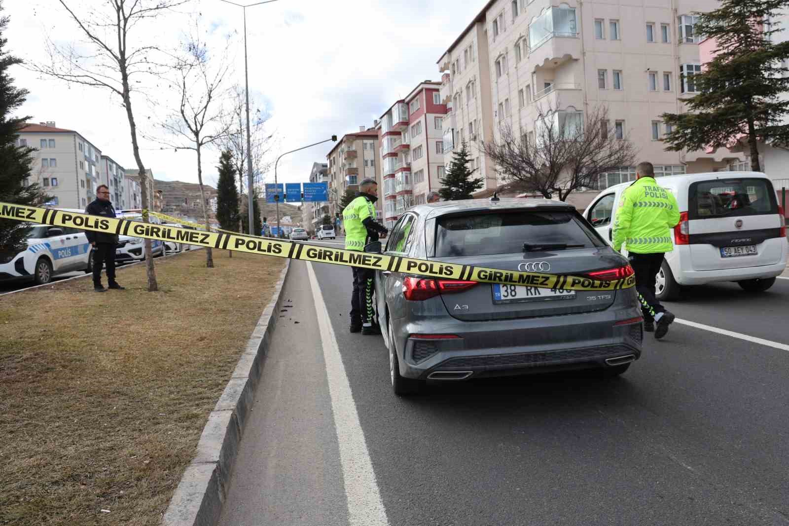 Yaya geçidine 100 metre mesafede karşıya geçerken otomobilin çarptığı şahıs hayatını kaybetti
