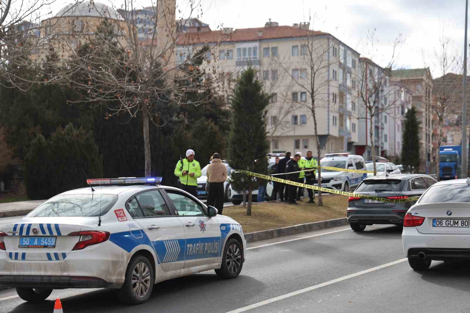 Yaya geçidine 100 metre mesafede karşıya geçerken otomobilin çarptığı şahıs hayatını kaybetti
