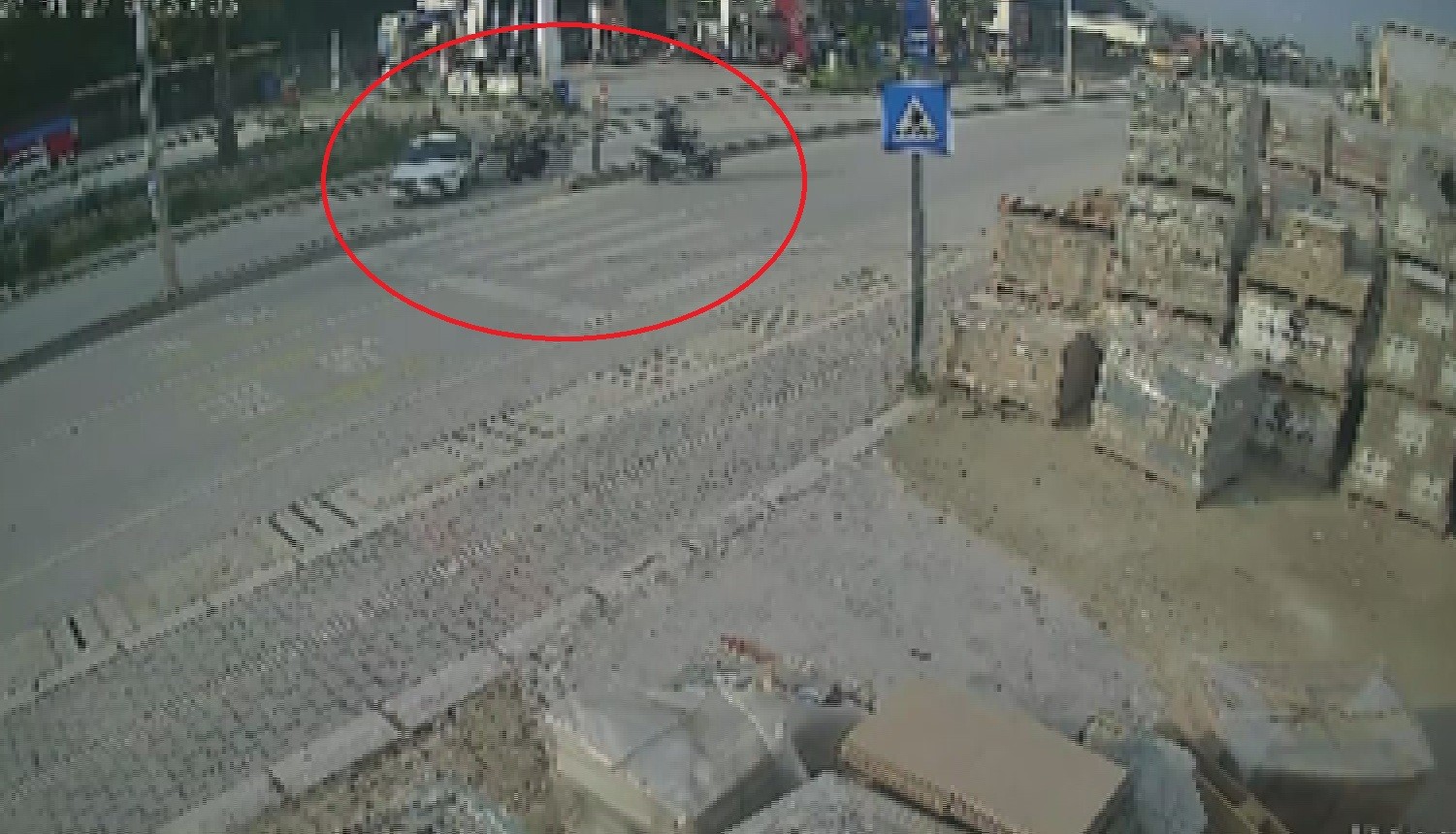 Yaya geçidini kullanmaya çalışan otomobille çarpışan motosikletli metrelerce havaya uçtu
