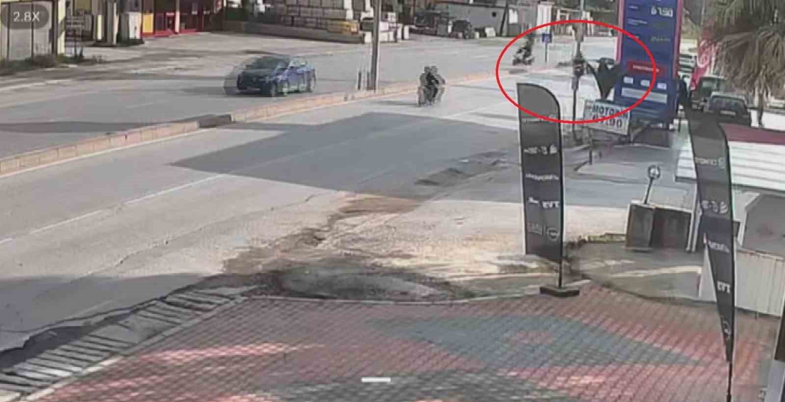 Yaya geçidini kullanmaya çalışan otomobille çarpışan motosikletli metrelerce havaya uçtu
