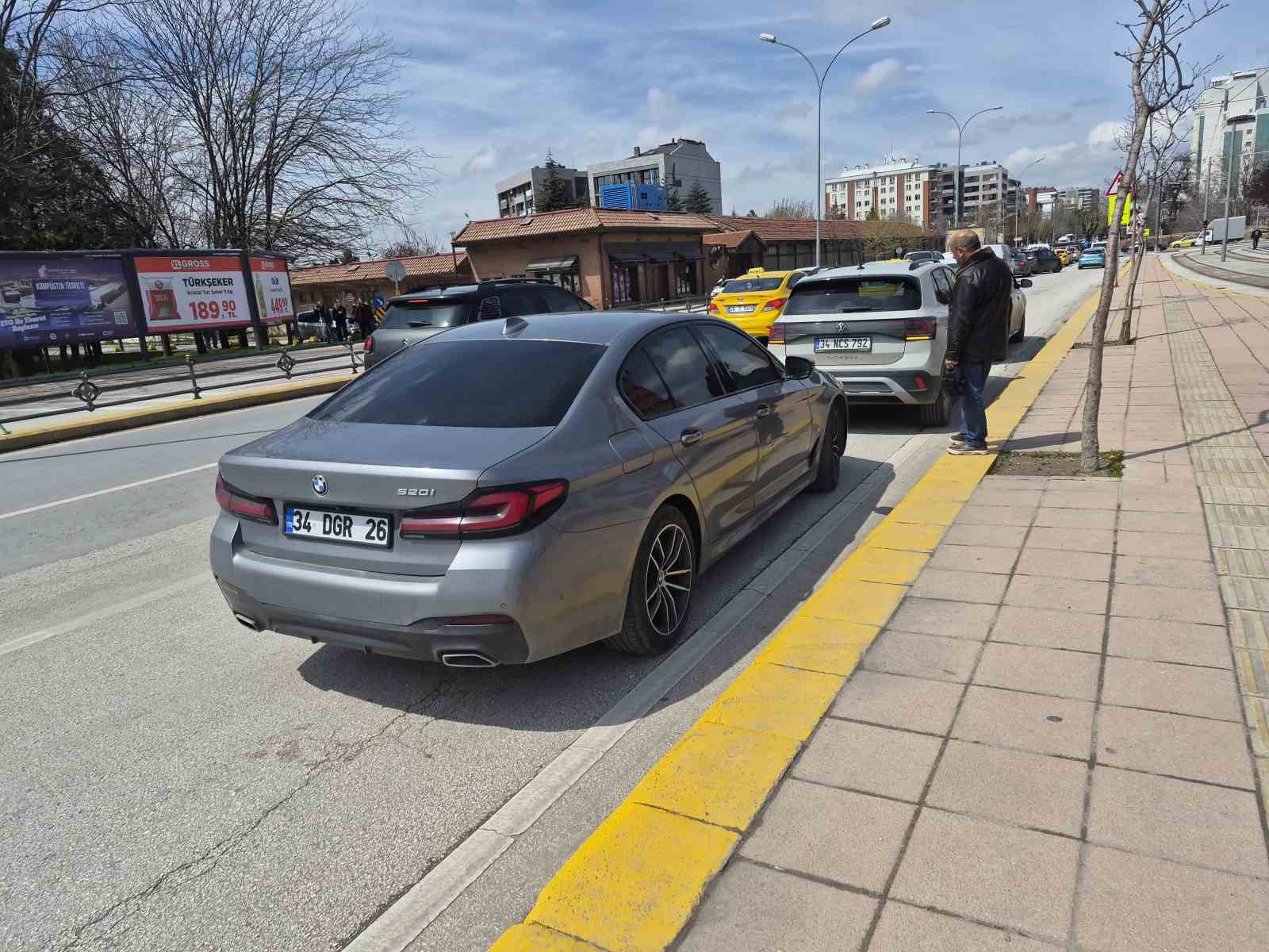 Yaya geçidinin önünde maddi hasarlı kaza
