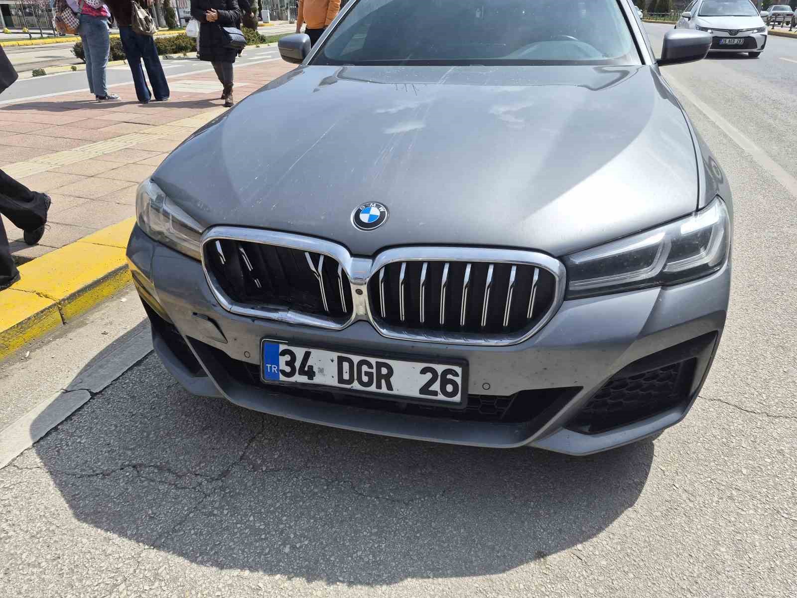 Yaya geçidinin önünde maddi hasarlı kaza
