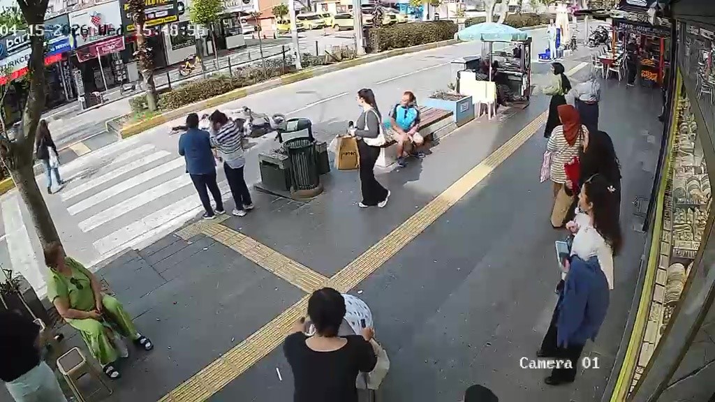 Yayalara çarpan motosiklet sürücüsü yaralılar yerde yatarken olay yerinden kaçtı
