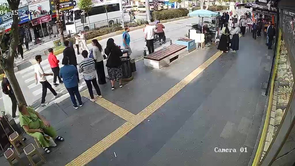 Yayalara çarpan motosiklet sürücüsü yaralılar yerde yatarken olay yerinden kaçtı
