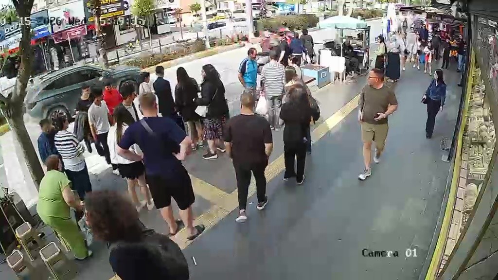 Yayalara çarpan motosiklet sürücüsü yaralılar yerde yatarken olay yerinden kaçtı
