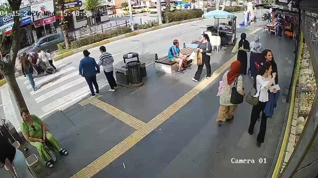 Yayalara çarpan motosiklet sürücüsü yaralılar yerde yatarken olay yerinden kaçtı
