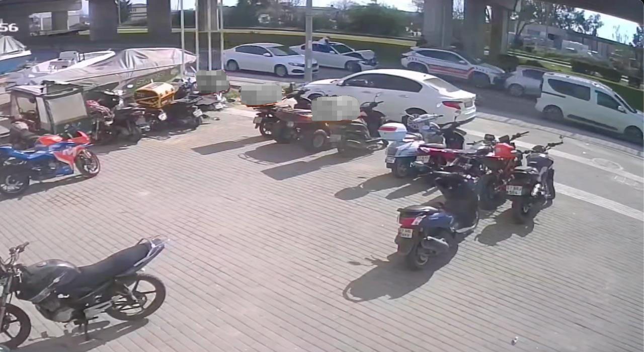 Yayalara yol veren otomobile motosikletle arkadan çarptı: 1 yaralı
