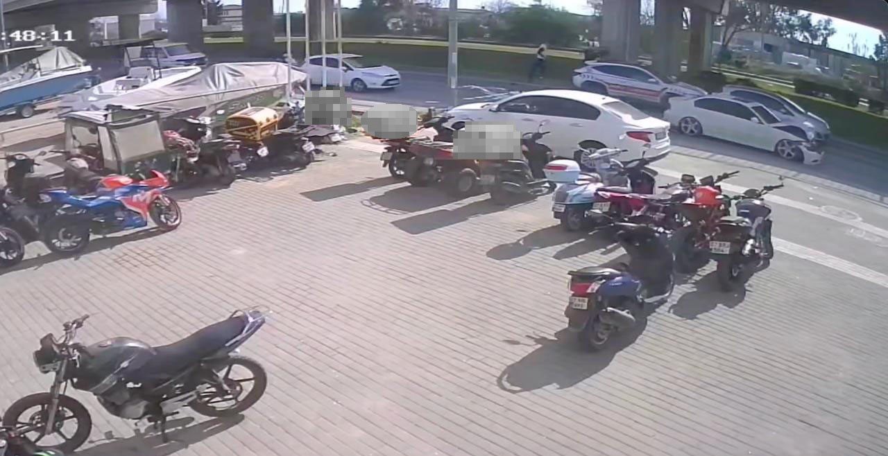 Yayalara yol veren otomobile motosikletle arkadan çarptı: 1 yaralı
