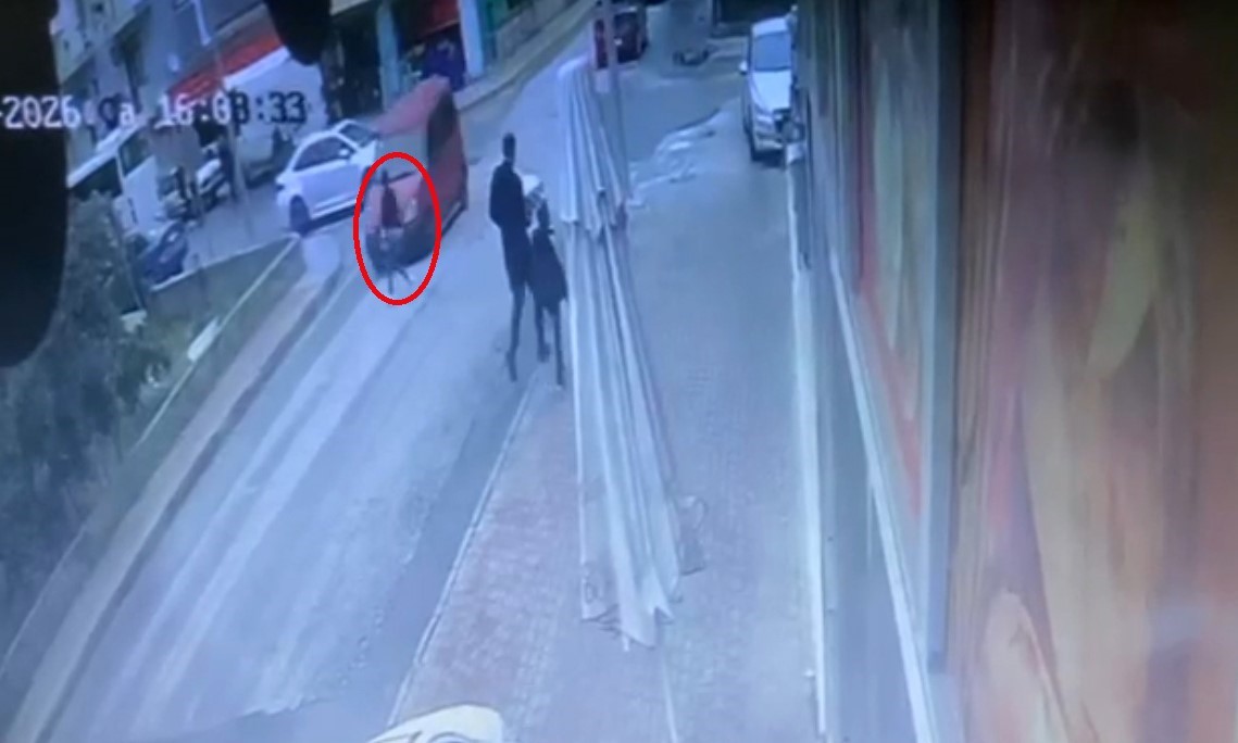 Yayanın aracın altında kaldığı kaza kamerada
