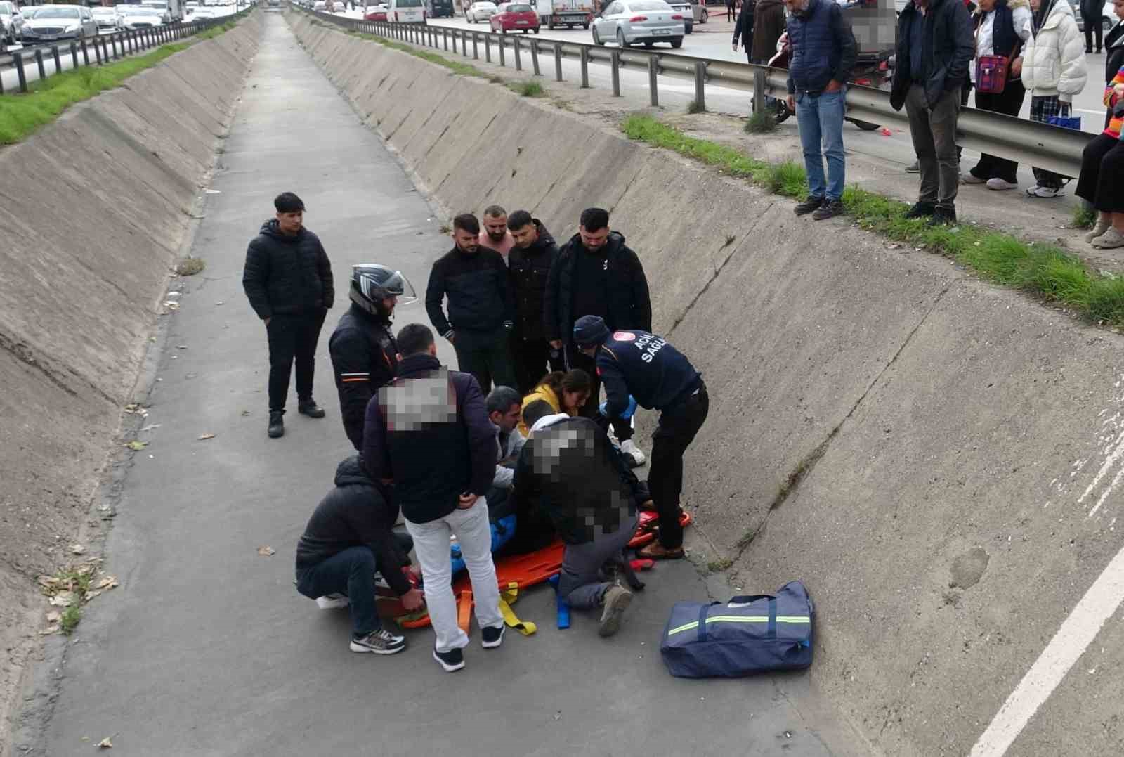 Yayaya yol veren motosikletli arkasından gelen otomobilin çarpmasıyla kanala uçtu
