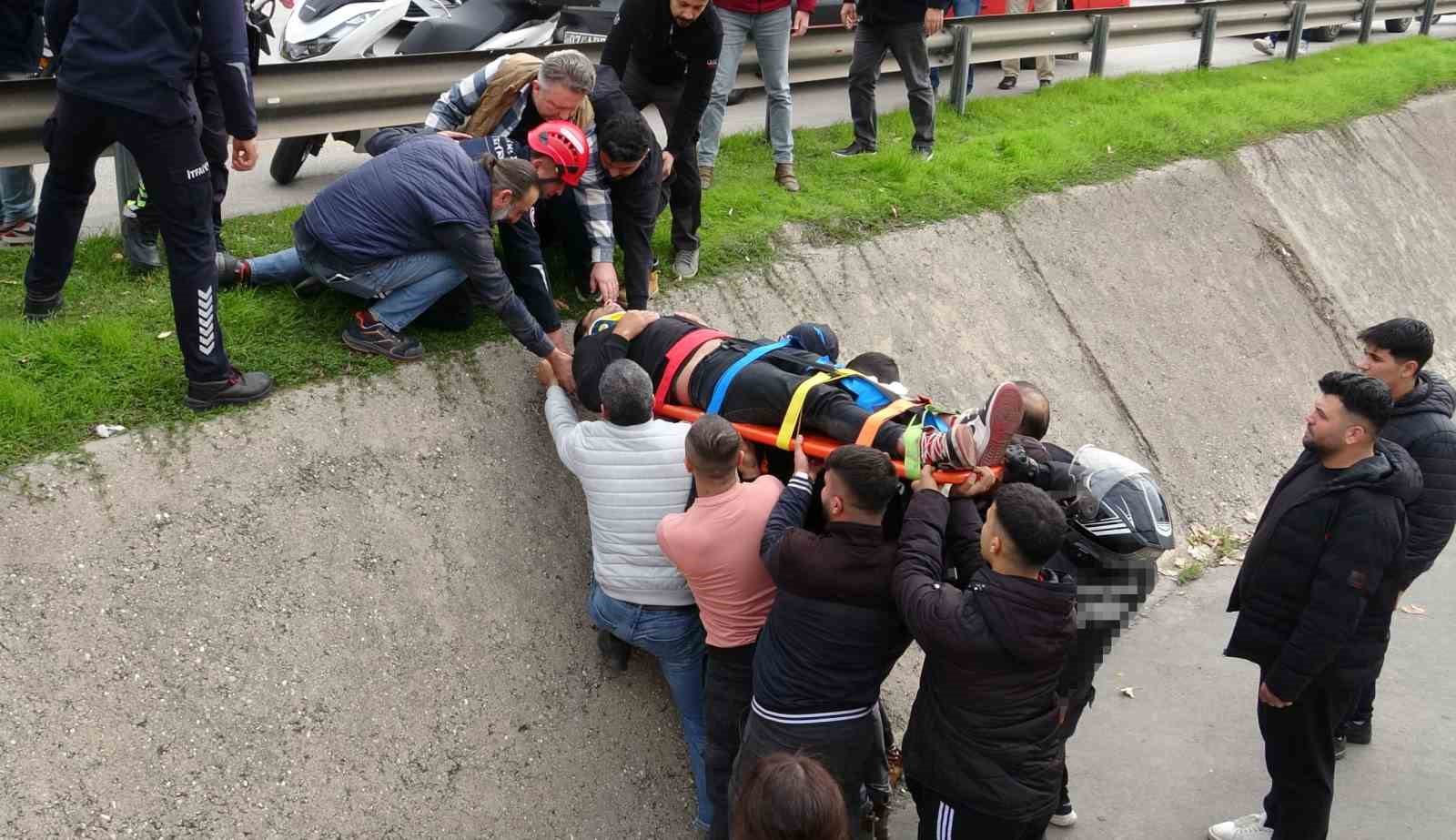 Yayaya yol veren motosikletli arkasından gelen otomobilin çarpmasıyla kanala uçtu
